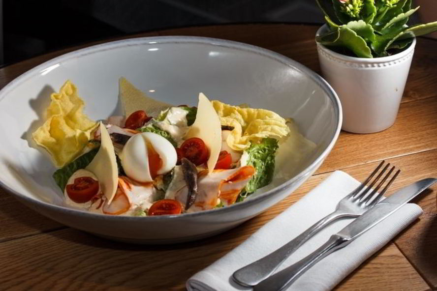 Рецепт утреннего цезаря с яйцом