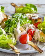 Закуска на шпажках на тему салата цезарь