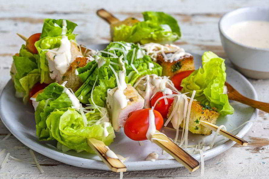 Рецепт закуски на шпажках на тему салата цезарь