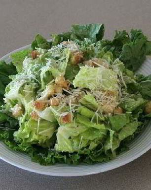 Зеленый салат с соусом цезарь