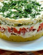 Слоеный салат с кальмарами и картофелем