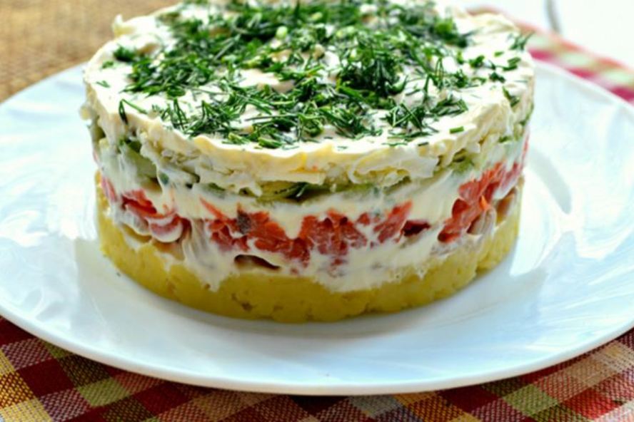 Рецепт слоеного салата с кальмарами и картофелем