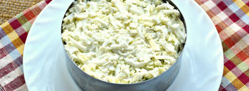 слоеный салат с кальмарами и картофелем. Шаг 5