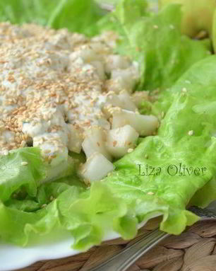 Свежий летний салат с фетой и огурцом