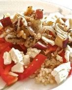 Теплый салат с булгуром, грушей и горгонзолой