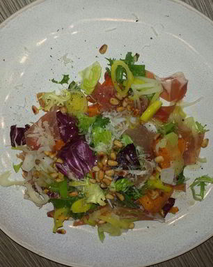 Салат из хурмы с пармезаном и хересным винегретом