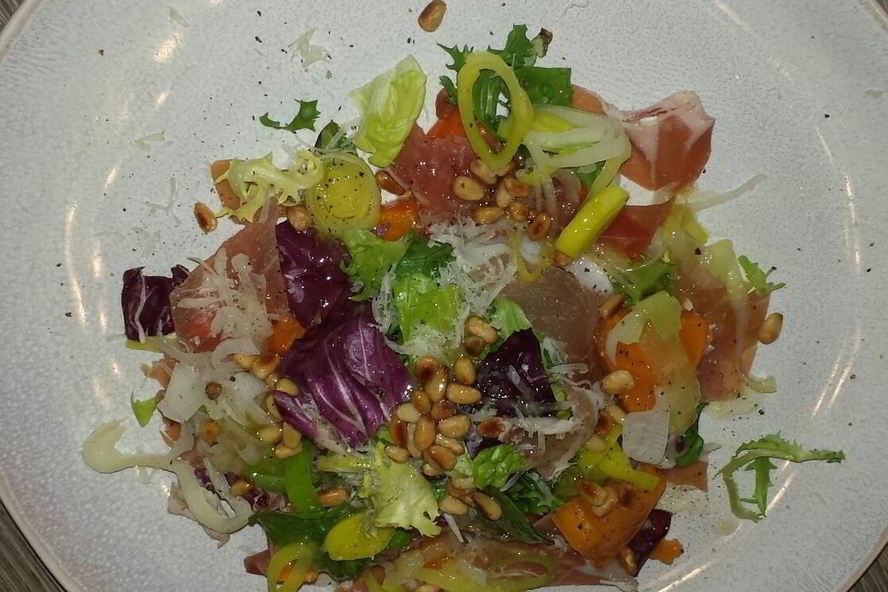 Рецепт салата из хурмы с пармезаном и хересным винегретом