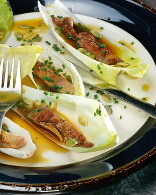 Телячья печенка с цикорием и тыквенным винегретом