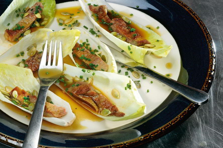 Рецепт телячьей печенки с цикорием и тыквенным винегретом