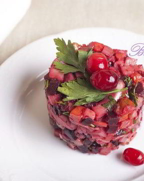 Винегрет из запеченных овощей с копченой курицей