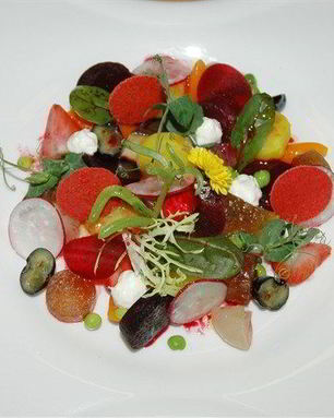 Винегрет с чипсами из томатов и ежевики