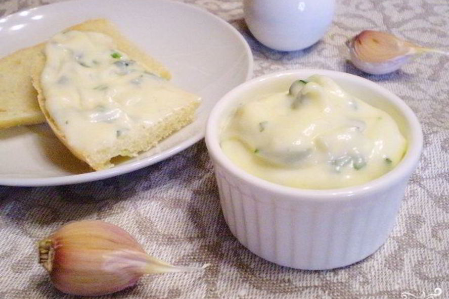 Рецепт домашнего майонеза на курином яйце с чесноком и зеленью