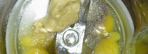 майонез на перепелиных яйцах с зеленью. Шаг 3