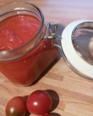 Домашний томатно-яблочный кетчуп со свежими пряными травами