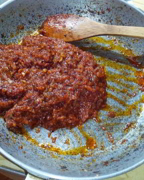 Соус для пиццы на помидорах и луке