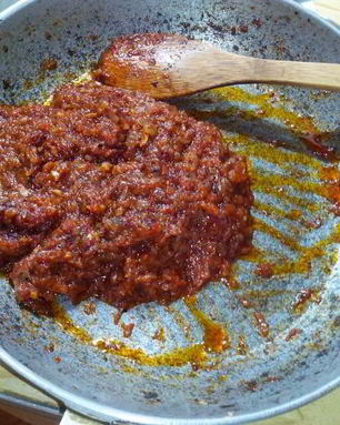 Соус для пиццы на помидорах и луке