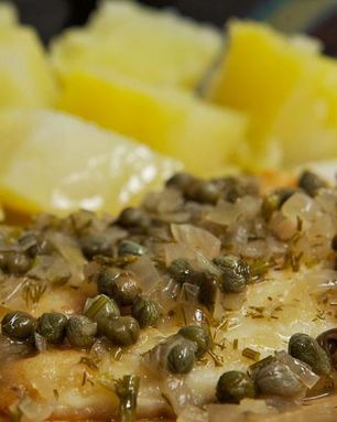 Соус для рыбы из вина, масла и каперсов