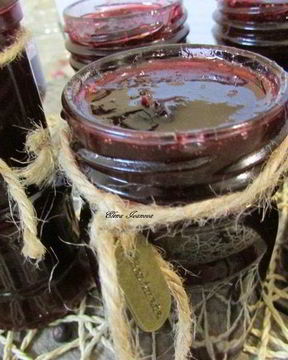 Соус-конфитюр из слив и можжевельника