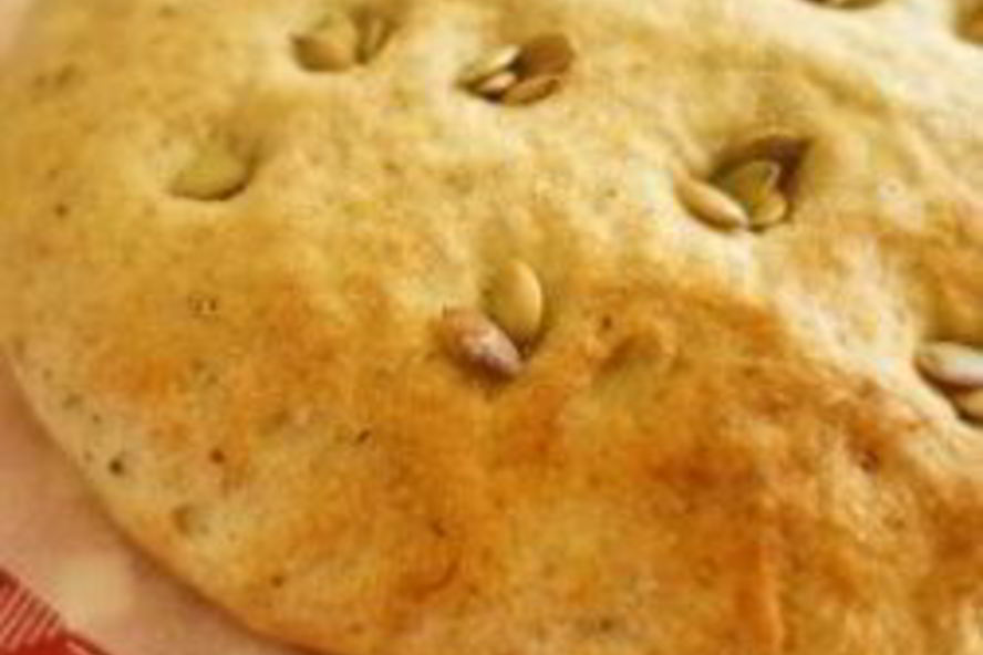 Рецепт фокаччи с соусом песто и тыквенными семечками