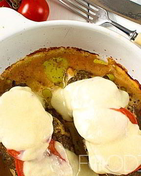 Куриная грудка с соусом песто, помидорами и моцареллой