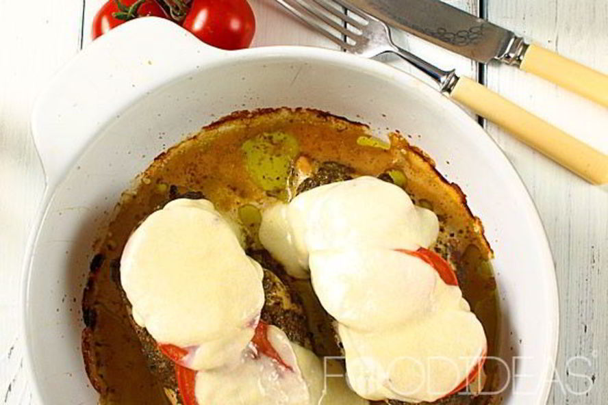 Рецепт куриной грудки с соусом песто, помидорами и моцареллой