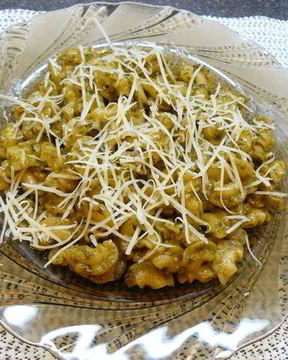 Макароны с соусом песто