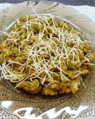 Макароны с соусом песто