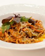 Морковные спагетти с соусом песто