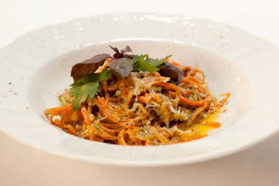 Рецепт морковных спагетти с соусом песто