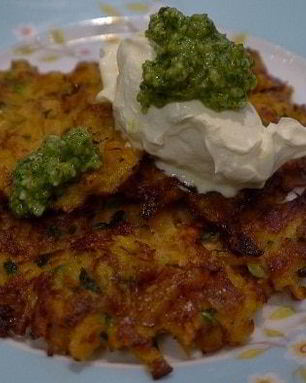 Оладьи из сладкого картофеля с соусом песто