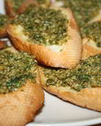 Острый песто с козьим сыром и кинзой