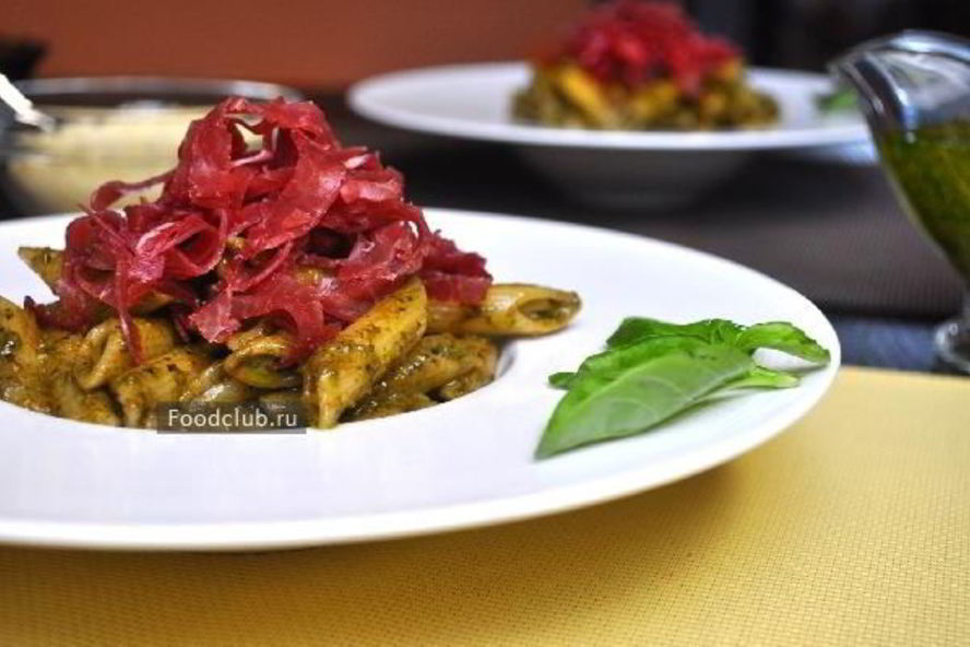 Рецепт пенне с соусом песто и брезаолой