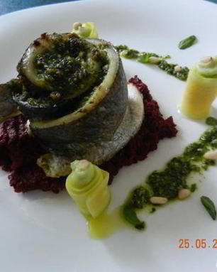 Сибас, запеченый с соусом песто