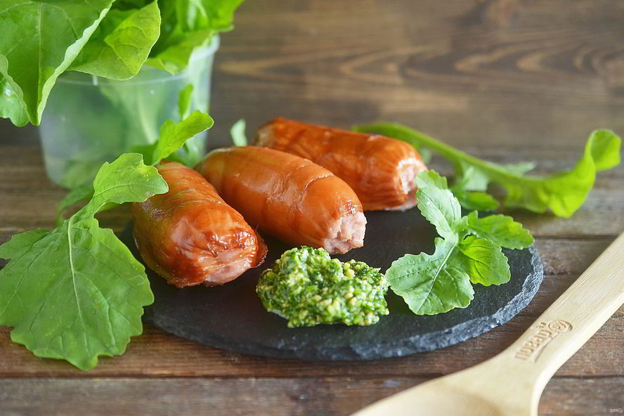 Рецепт сосисок-гриля с соусом песто из руколлы