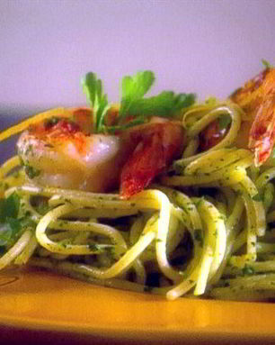 Спагетти с соусом песто из рукколы и королевскими креветками