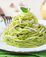 Спагетти с соусом песто из зеленого горошка, фисташек и мяты
