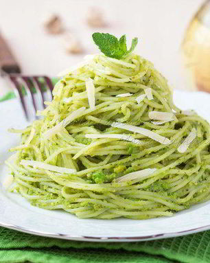 Спагетти с соусом песто из зеленого горошка, фисташек и мяты