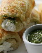 Закуска из козьего сыра с соусом песто