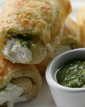 Закуска из козьего сыра с соусом песто