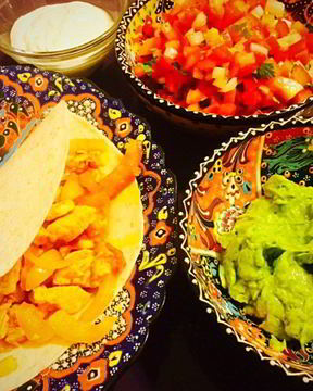 Фахитас с курицей с соусами сальса и гуакамоле