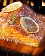 Копченое филе лосося и сальса из авокадо