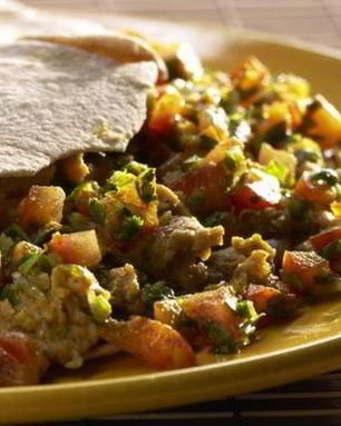 Лепешка с яйцом и соусом сальса