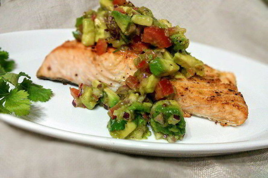 Рецепт лосося с соусом сальса из авокадо