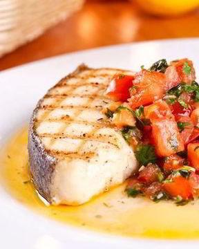 Палтус с соусом сальса