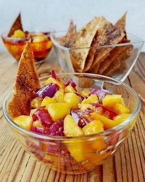 Персиковая сальса c чипсами из лаваша со специями