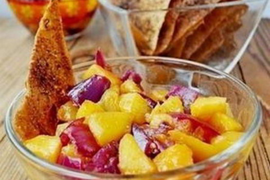 Рецепт персиковой сальсы с чипсами из лаваша со специями