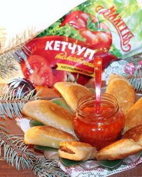 Пирожки эмпанадас с соусом сальса