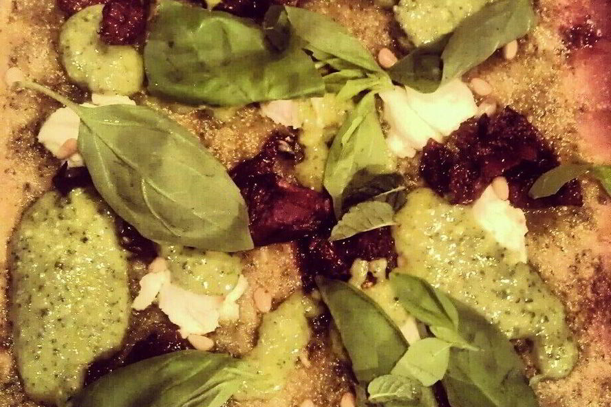 Рецепт пиццы с соусом сальса верде, вялеными томатами и рикоттой