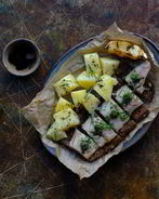 Скумбрия на бородинских тостах с соусом сальса верде