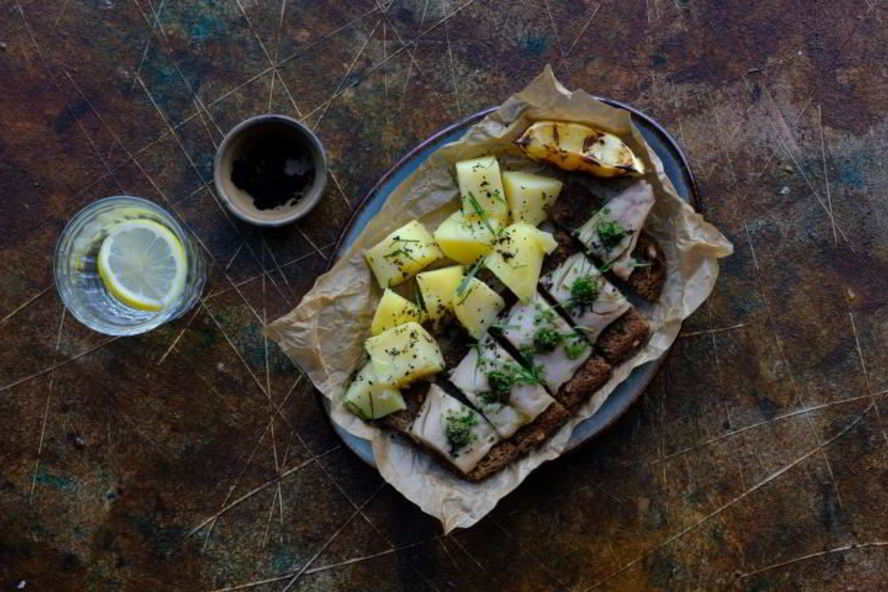 Рецепт скумбрии на бородинских тостах с соусом сальса верде